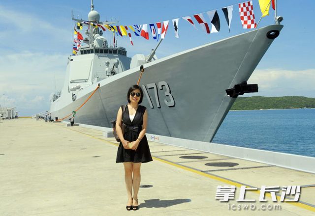 2015年长沙晚报记者舒薇与&ldquo;长沙舰&rdquo;合影。