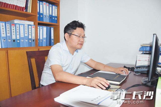 长沙市发改委投资管理处处长张浩平甘心幕后工作，做好政府参谋和项目服务工作。　长沙晚报通讯员 岳珊 摄