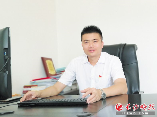 李磊爱笑、可亲，重事业如山、淡名利如水，这是街道干部群众对他的印象。长沙晚报记者 张禹 摄