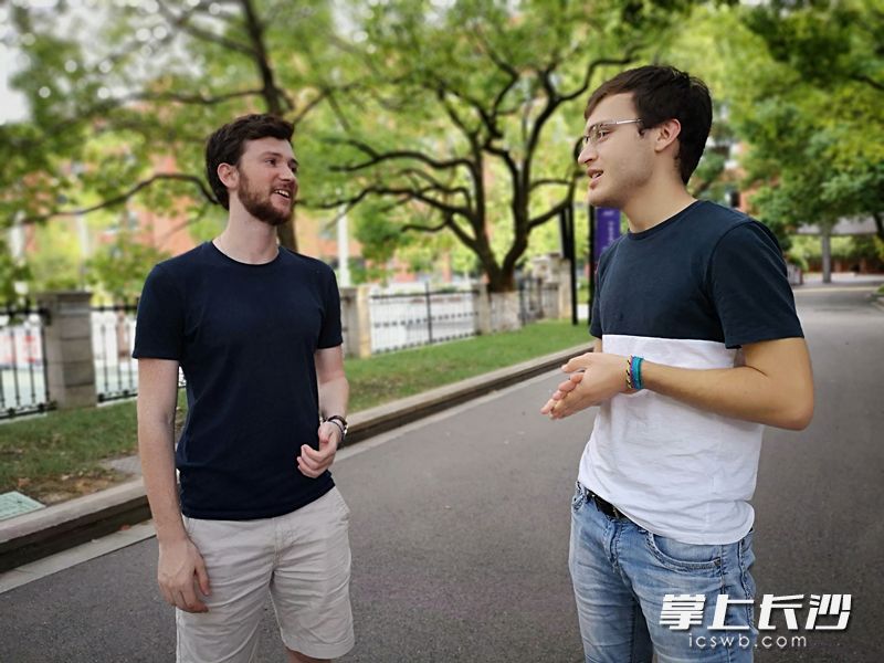 在雅礼中学,马修(图左)与耶鲁大学的师兄段博安(图右)开心交流。 在雅礼中学,马修(图左)与耶鲁大学的师兄段博安(图右)开心交流。