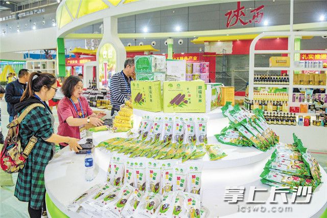 本次展会积极扩大国内“朋友圈”，来这你能一站淘到全国31个省（自治区、直辖市）的优质农产品。均为 陈飞 摄