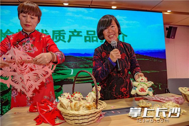 “这是陕西榆林县独具特色的非遗产品，剪纸和面人!”双农会上，各地搭台，纷纷展示自己的特色农产品。照片均为长沙晚报记者 陈飞 摄