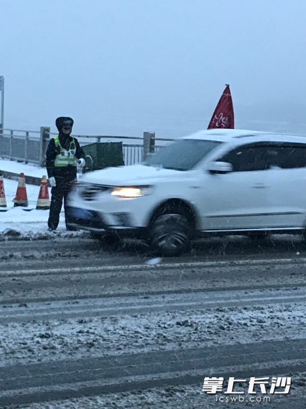 长沙交警抗冰保畅。长沙交警供图
