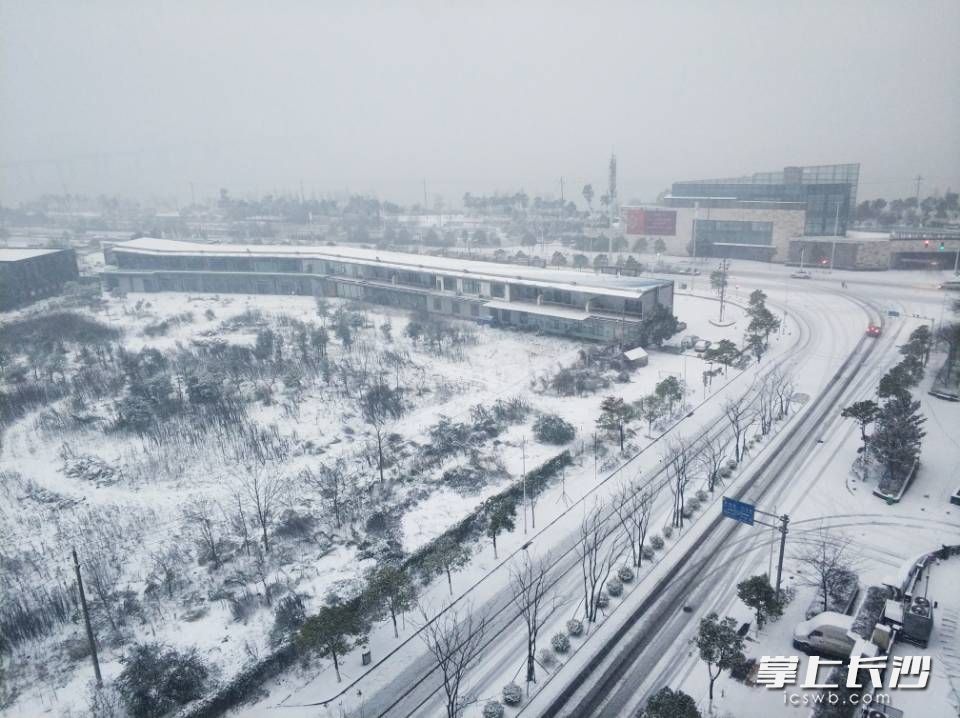 上午7时35分，持续降雪中的湘江北路。长沙晚报记者 罗杰科 摄