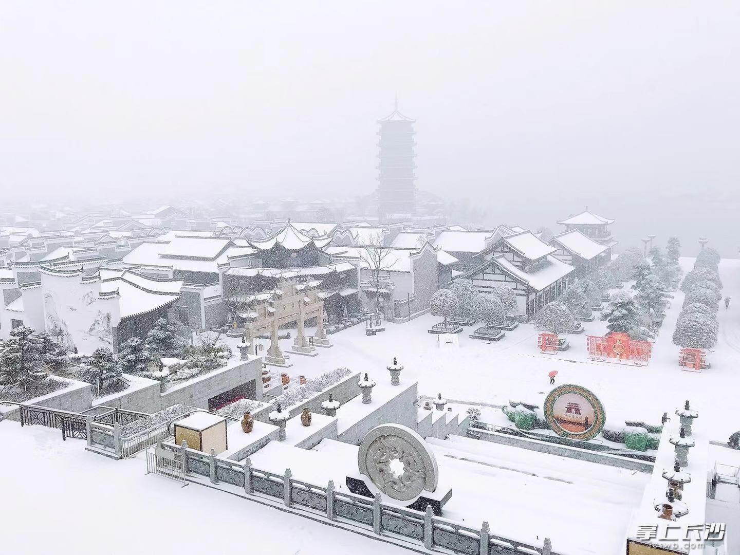 铜官古镇一夜被雪白头。