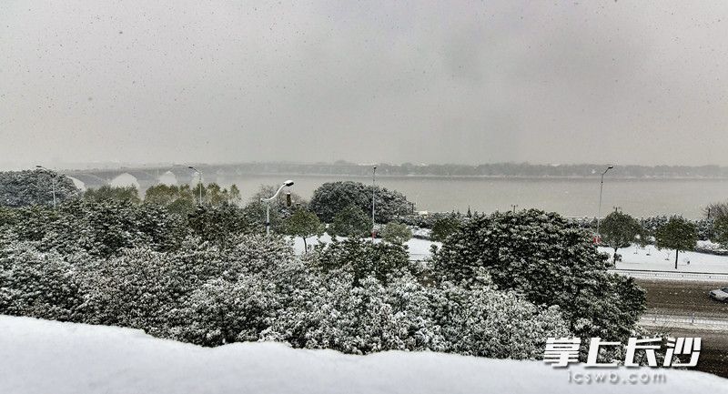 清晨，长沙大雪纷飞，橘子洲若隐若现，真有一番‘’江天暮雪‘’之景的冬韵。长沙晚报记者 陈飞 摄