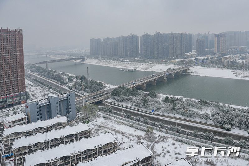 浏阳河东屯渡大桥。长沙晚报记者 陈飞 摄