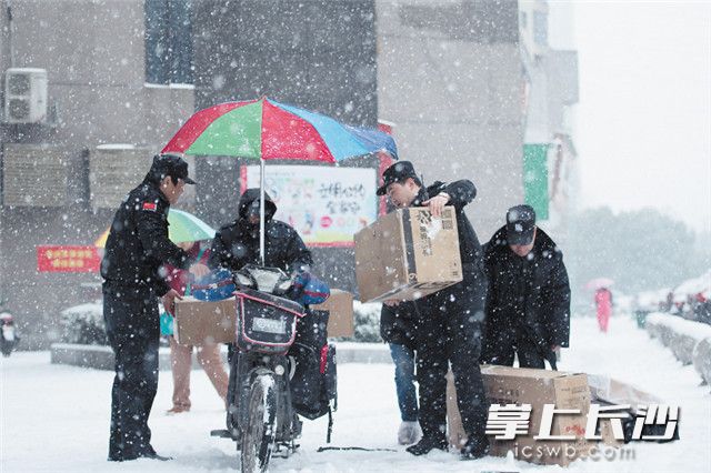 昨日上午,芙蓉区上东辛顿小区,快递小哥在雪中不慎滑倒,小区保安上前帮忙扶起装好货物。 昨日上午,芙蓉区上东辛顿小区,快递小哥在雪中不慎滑倒,小区保安上前帮忙扶起装好货物。