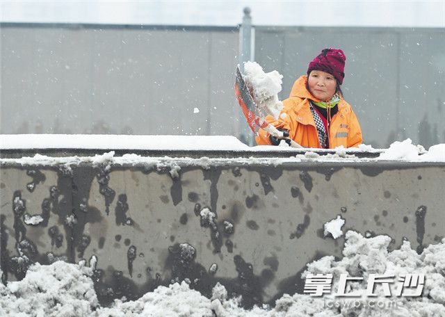 昨日下午,坪塘大道附近,一名环卫工人正在清扫路中央积雪。 昨日下午,坪塘大道附近,一名环卫工人正在清扫路中央积雪。
