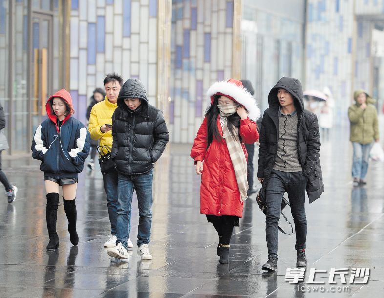 受强冷空气影响，长沙城区大幅度降温。昨日下午，行走在户外的市民“全副武装”抵御寒冷。长沙晚报记者 余劭劼 摄