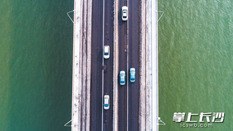 昨日9时，俯瞰银盆岭大桥，只见夜间清理的冰雪堆放在桥面两侧，路面整洁清爽。 长沙晚报记者 邹麟 摄