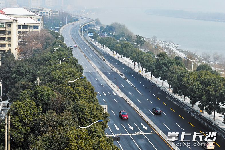 昨日上午，潇湘中路路面洁净，车辆畅通无阻。 长沙晚报记者 王志伟 摄