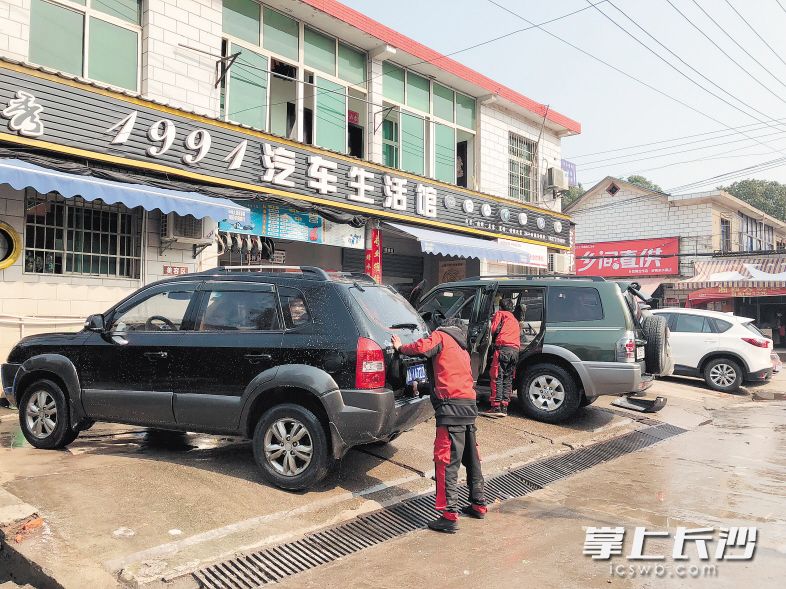 在开福区的这家汽车生活馆，雪后洗车扎堆，但价格未涨，工作人员从早8点到晚8点洗车洗不停。长沙晚报记者刘琼萍摄