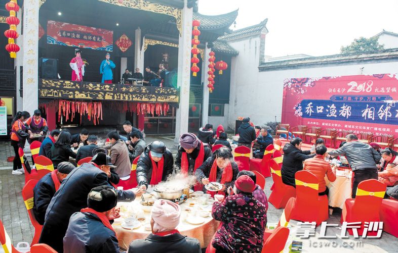10位长寿老人携带子女、孙辈甚至曾孙辈在望城区乔口镇万寿宫内团聚庆新春。　　长沙晚报记者 邹麟 摄