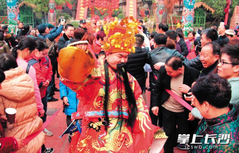 “财神”到游客中发放红包。　　长沙晚报记者 贺文兵 通讯员 刘汉光 摄影报道