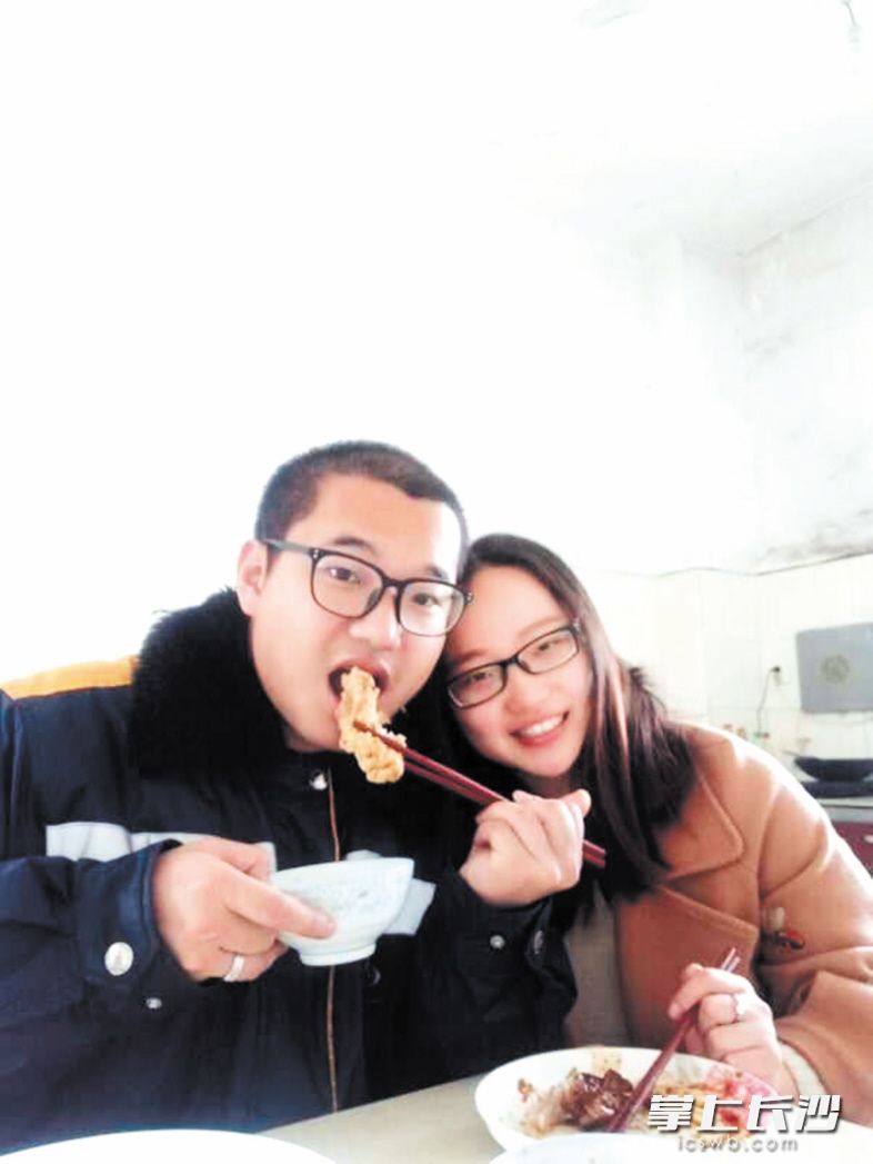 刘昱廷和曾婕做了一顿简单的年夜饭。　　长沙晚报通讯员 胡志刚 摄