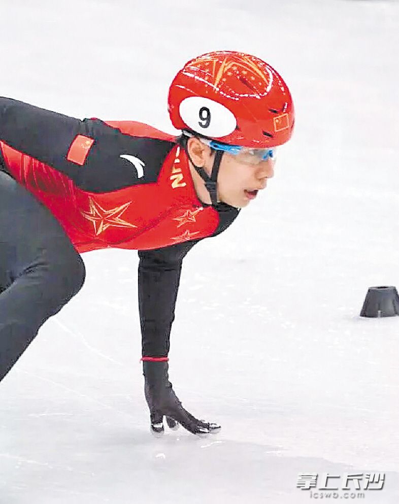中国短道速滑选手在比赛中。