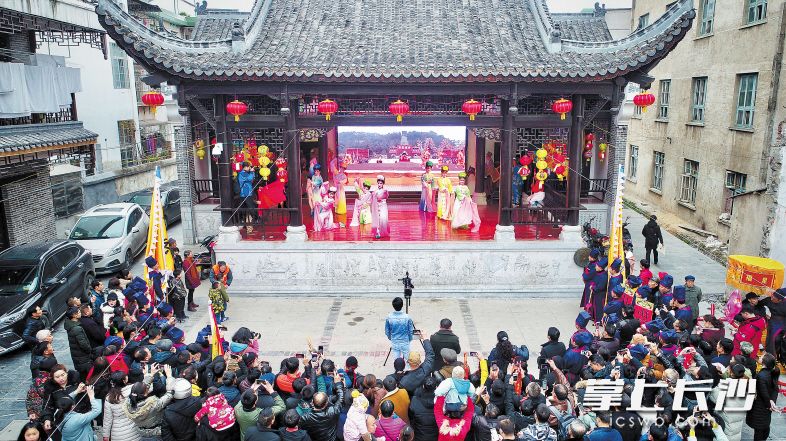 衡阳南岳春节庙会上，非遗展演让游客近距离感受非物质文化遗产魅力。衡阳日报记者 罗盟 摄