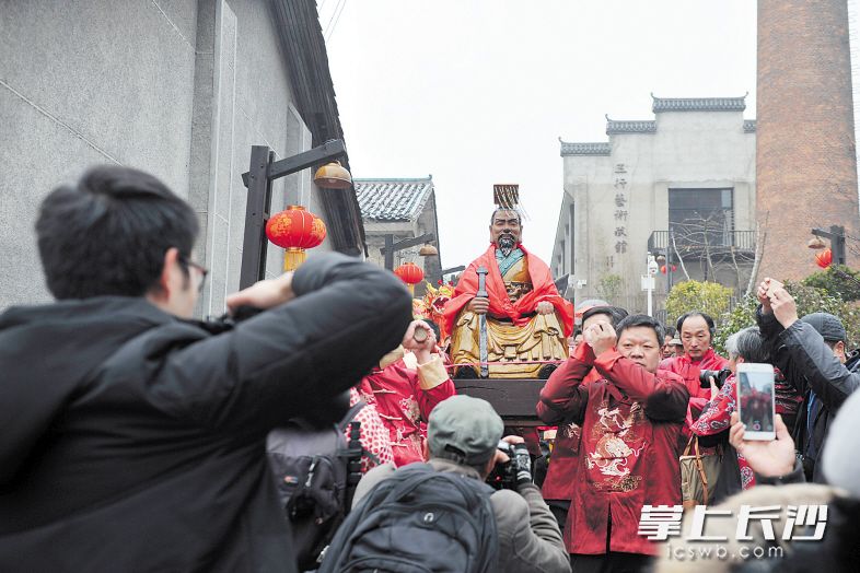 正月初五，一场原汁原味的“祭窑神”在铜官古镇上演。长沙晚报记者王志伟 摄