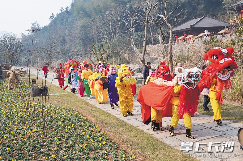 桃花源景区开展了丰富多彩的“桃花源里过大年”活动，年味十足。常德日报通讯员 肖人夫 摄