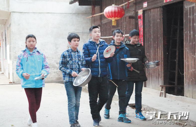 永州市零陵区农村，每年元宵节人们敲锅盖、打脸盆“送老鼠”。永州日报通讯员 陈斌 摄