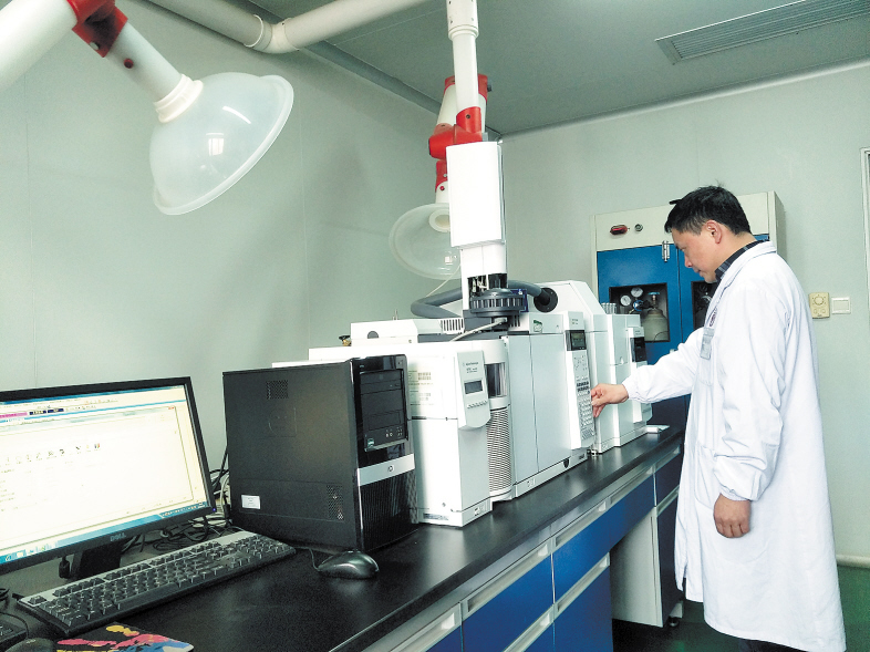 科研人员正在对生物标本中的代谢物进行分析。长沙晚报记者 詹春华 摄