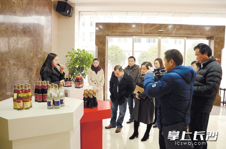长沙市市长质量奖评审组成员正在听企业工作人员介绍产品。 资料图片