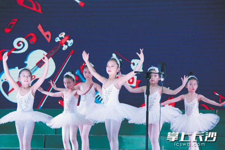 砂子塘泰禹小学的孩子们正在进行特长展示。长沙晚报通讯员 李静 摄 砂子塘泰禹小学的孩子们正在进行特长展示。长沙晚报通讯员 李静 摄