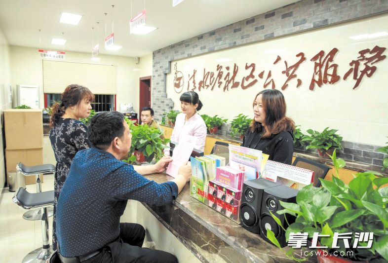 昨日是周六，清水塘社区居委会按时开门办公，轮值的社区工作人员正在接待前来办事的居民。　　长沙晚报记者 贺文兵 小刘军 摄影报道