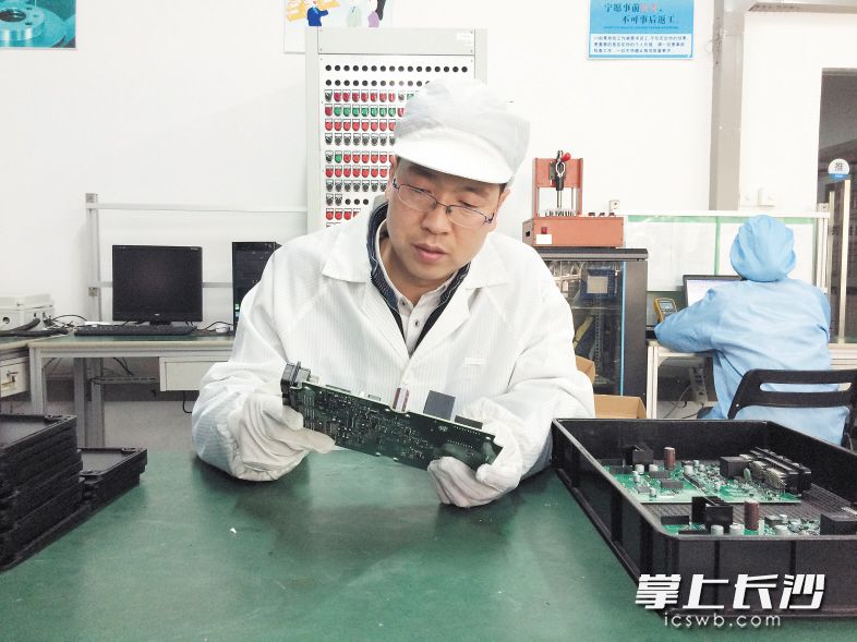 郭彦蕊不仅是公司的总经理，还是一名技术人员。长沙晚报通讯员 袁路华 摄