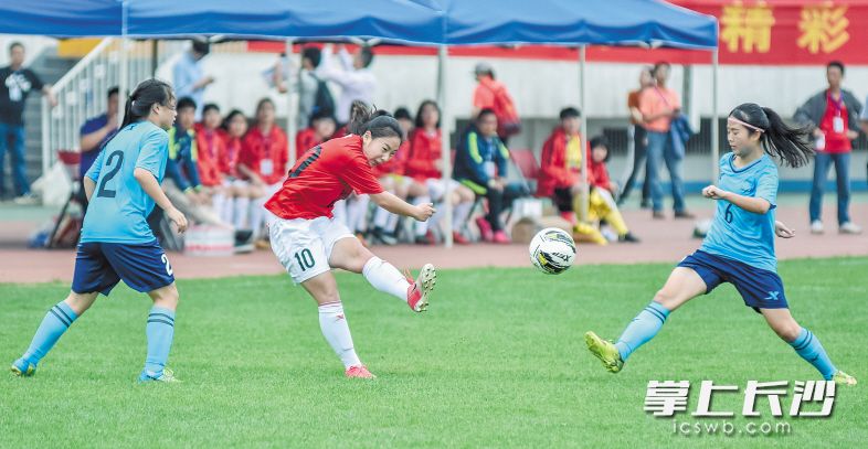 女足在长沙有良好的基础,不少学校都有女足特长项目。 长沙晚报记者 陈飞 摄 女足在长沙有良好的基础,不少学校都有女足特长项目。 长沙晚报记者 陈飞 摄