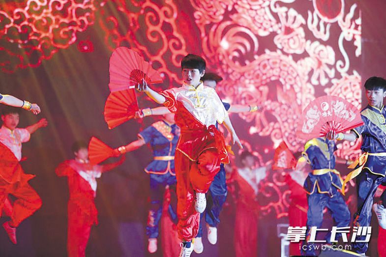 在去年省武协于长沙举办的武术&ldquo;春晚&rdquo;中，武者表演&ldquo;扇子功&rdquo;。