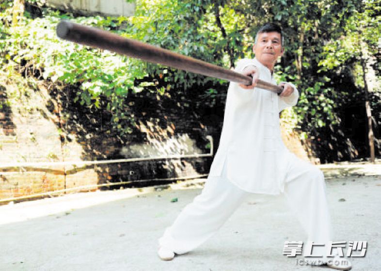 武者表演棍法。