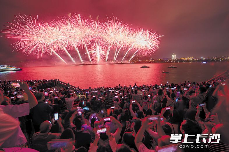 5月22日,数字光电烟花秀在橘子洲惊艳上演。 长沙晚报记者 王志伟 邹麟 摄影报道 5月22日,数字光电烟花秀在橘子洲惊艳上演。 长沙晚报记者 王志伟 邹麟 摄影报道