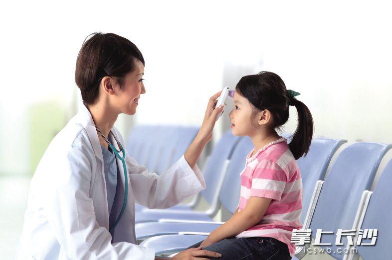 推进分级诊疗、实施医师转岗儿科制等举措，能有效缓解儿童看病难。IC 供图