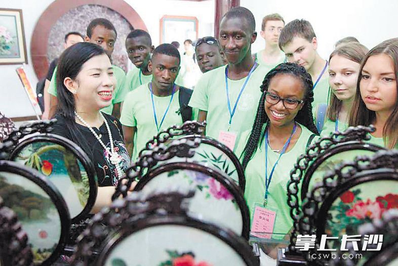 江再红教留学生学湘绣。