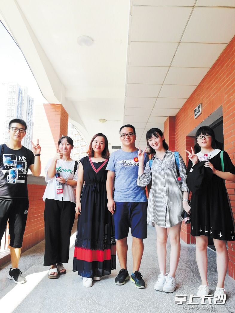 今年教师节前夕,几名刚毕业的G2015级学生回学校看望黄偲偲(左三),提前祝老师节日快乐。 受访者供图 今年教师节前夕,几名刚毕业的G2015级学生回学校看望黄偲偲(左三),提前祝老师节日快乐。 受访者供图