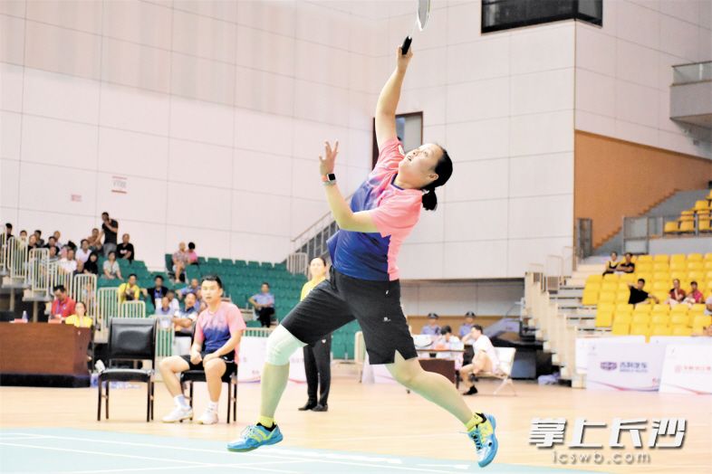 龚智超在比赛中回球。主办方供图 龚智超在比赛中回球。主办方供图