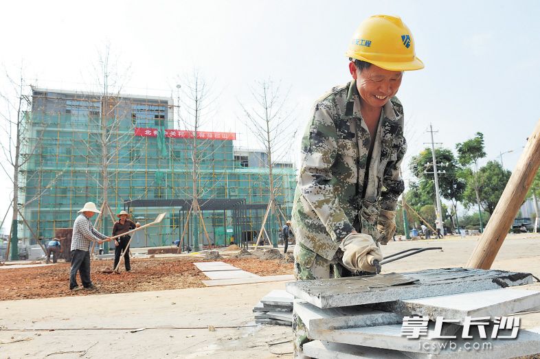 采用中民筑友装配式建筑EMPC模式建设的马栏山视频文创产业孵化园项目，工地现场清清爽爽，甚至看不到建筑垃圾。　　长沙晚报记者 小刘军 摄