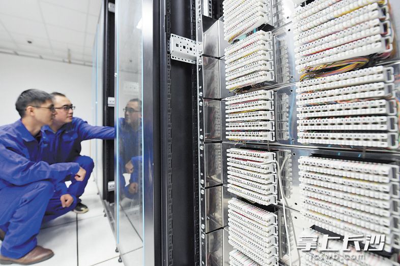 深拓智能深耕人工智能领域，为企业提供自动化、信息化的控制系统及设备。长沙晚报记者 王志伟 摄