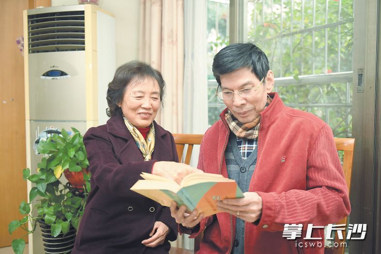 虽已时隔32年，但回想起当年连续4个月寻踪“吴发秦”的经历，吉任忠（左）、李德坤依旧记忆犹新，并为之感慨。　　长沙晚报记者 黄启晴 摄
