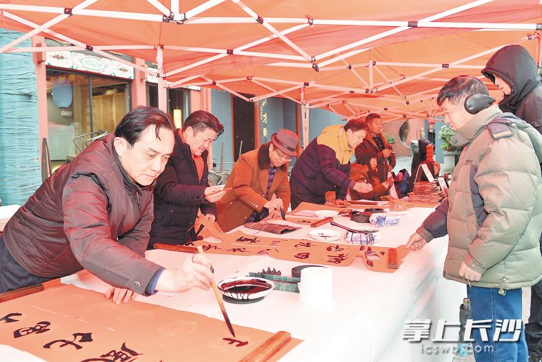 活动现场，书法家们正在给市民们书写春联。　　均为长沙晚报记者 罗杰科 邹麟 摄影报道
