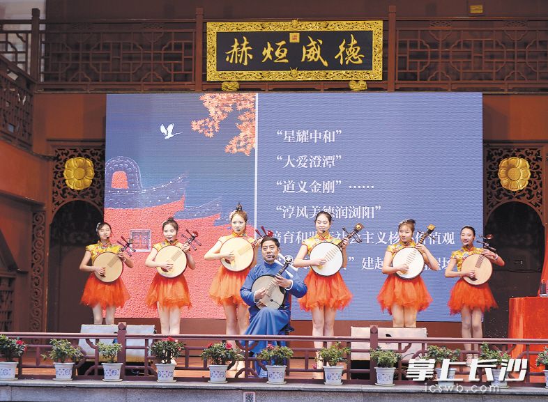 昨日下午，2018湖南年度字、公益新闻事件发布暨首届“长沙榜样 雷锋传承”评选活动启动式在长沙火宫殿举行，演艺人员正在进行弹词表演。