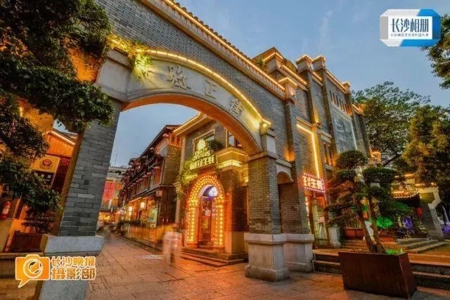 傍晚时分，仍有不少游客在县正街历史步道感受长沙老城区的历史气息。