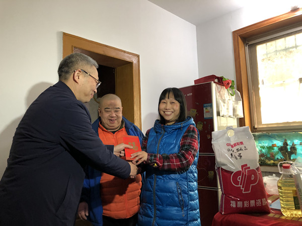 今日上午，长沙民政部门负责人将这些爱心粮油送至杨家山社区部分困难户家中，并送去新春慰问金。长沙晚报全媒体记者 匡春林 摄