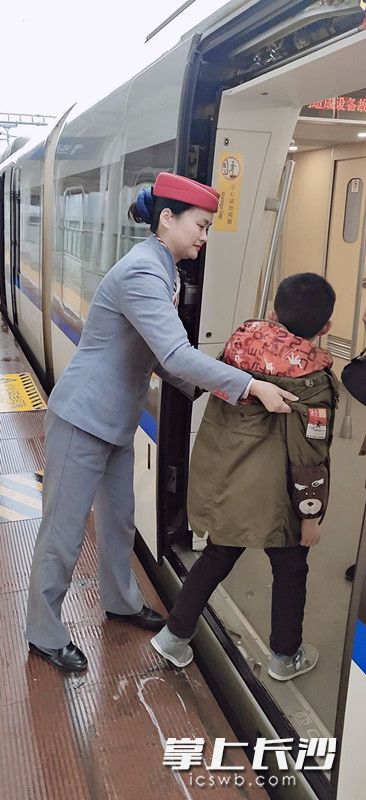 妻子李亚芳大年三十地列车上工作。