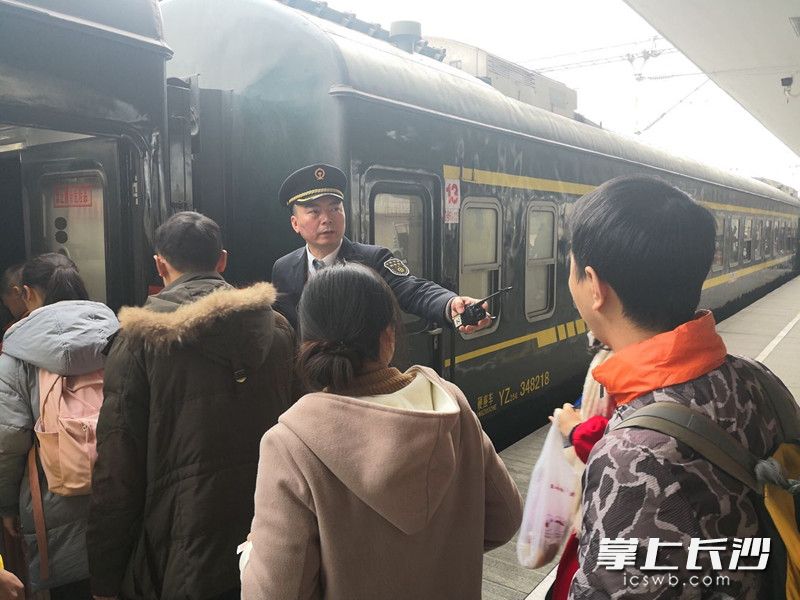 龙斌大年三十在站台上组织旅客安全排队上车。