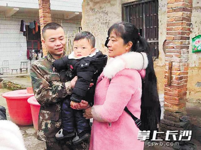 被救者与张多（左一）合影。长沙晚报通讯员 秦文明 全媒体记者 贺文兵摄影报道
