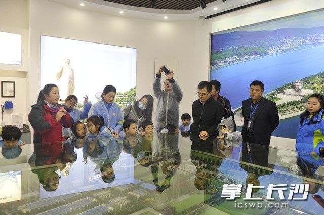 昨日，部分市民代表参观长沙水业集团下属洋湖水厂，了解制水工艺。长沙晚报全媒体记者 余劭劼 摄