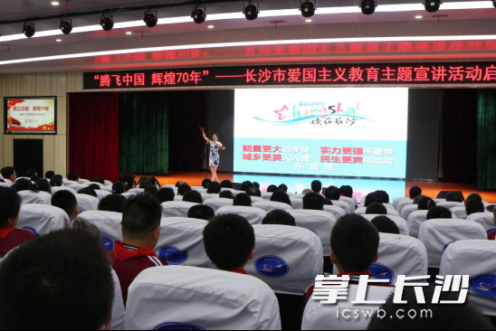 开福区老干部活动中心主任刘雪莲表演快板节目《说开福，赞长沙》。